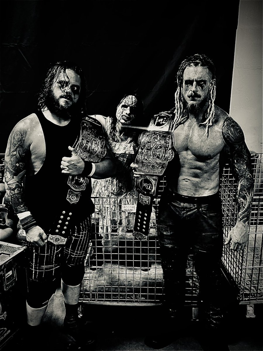 WWENikkiCross's tweet image. And New……

🖤 ⭕️🎩

My Family