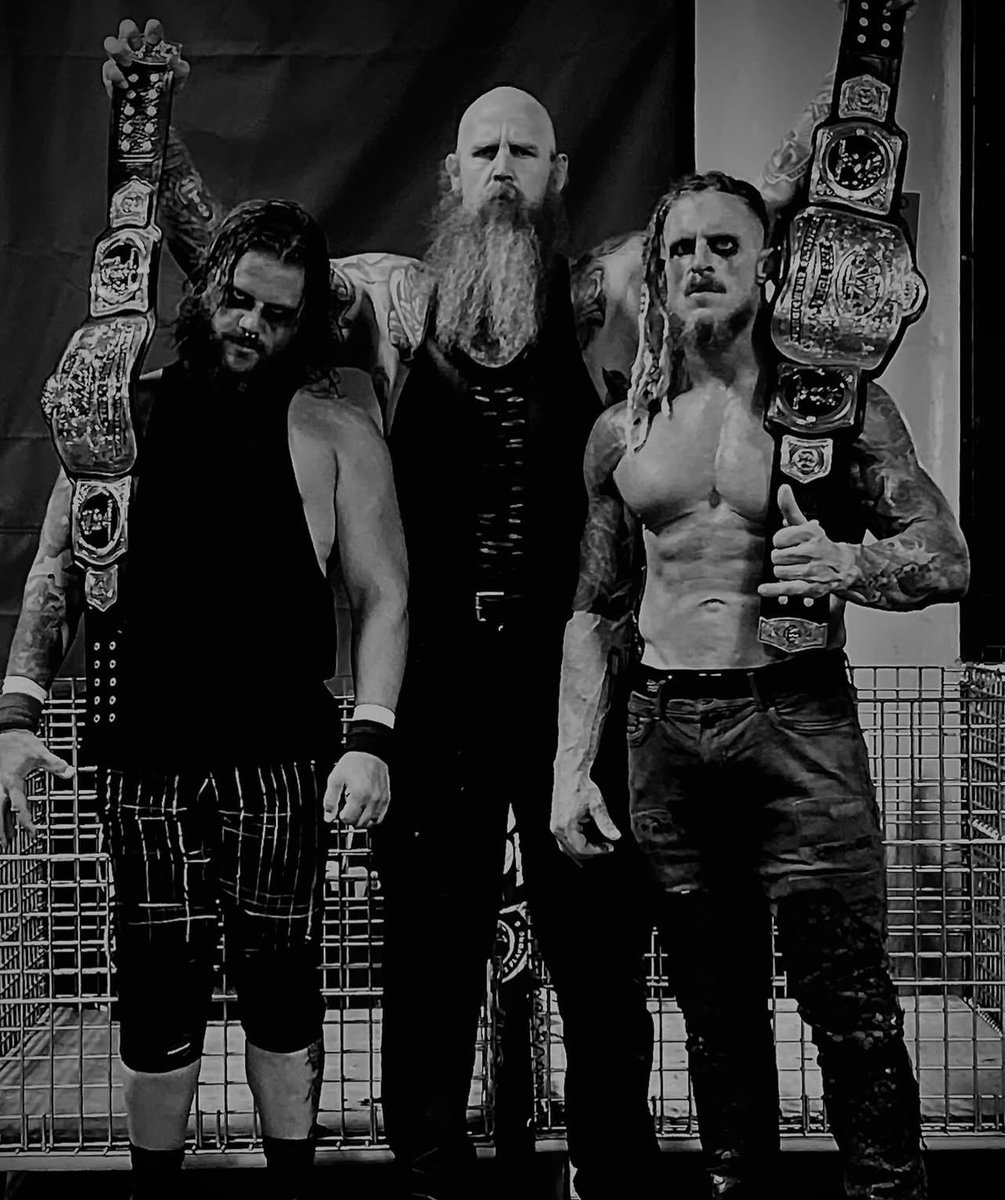 WWENikkiCross's tweet image. And New……

🖤 ⭕️🎩

My Family