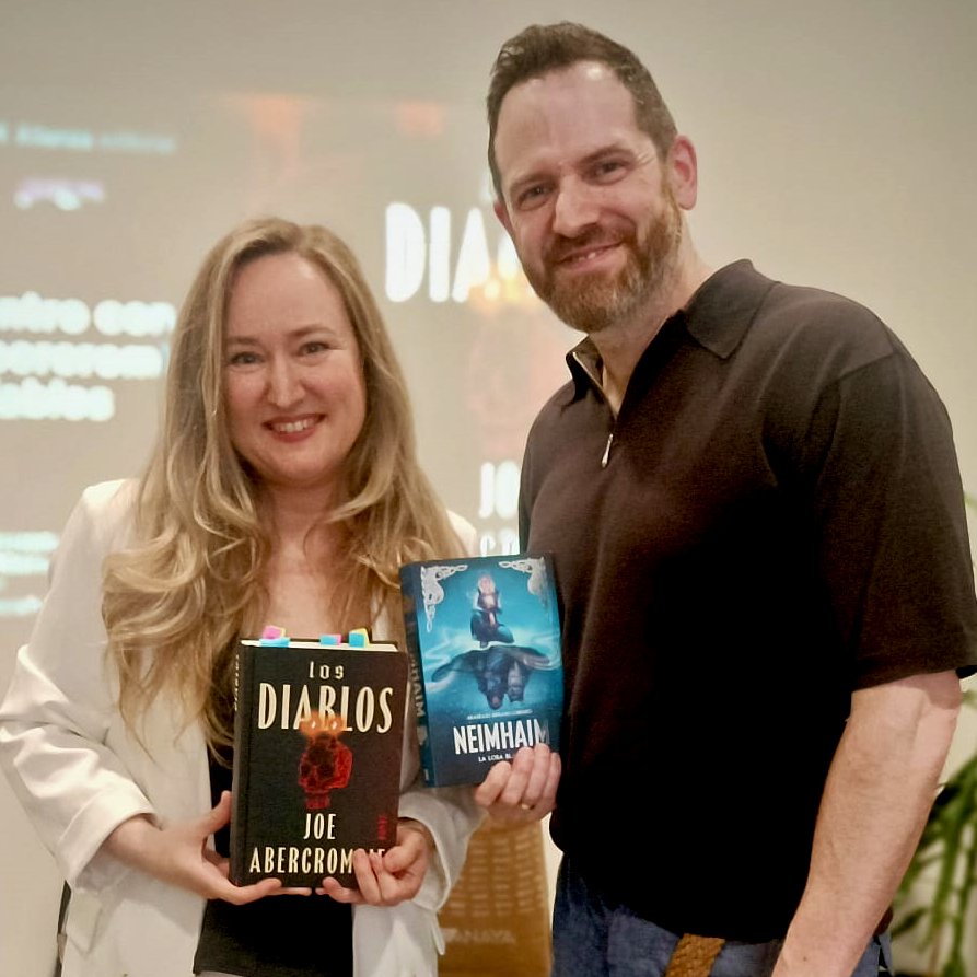 Neimhaim (@neimhaim) on Twitter photo Nueve años después, un encuentro único vuelve a tener lugar en el <a href="/EspacioFTef/">Espacio Fundación Telefónica</a> 🤩
Aranzazu Serrano + #JoeAbercrombie
2016-2025
Han pasado muchas cosas en el mundo en ese tiempo... ¡y también muchos libros! 📚📕📘
#Neimhaim #LosDiablos Nueve años después, un encuentro único vuelve a tener lugar en el <a href="/EspacioFTef/">Espacio Fundación Telefónica</a> 🤩
Aranzazu Serrano + #JoeAbercrombie
2016-2025
Han pasado muchas cosas en el mundo en ese tiempo... ¡y también muchos libros! 📚📕📘
#Neimhaim #LosDiablos