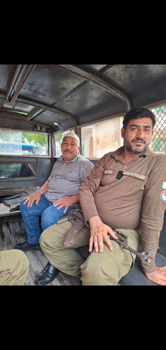 صرف معافی سے کام نہیں چلے گا
یہ اچھا طریقہ ہے پہلے وزیر اعلیٰ پنجاب اور آرمی چیف کو گالیاں نکالو اور پھر معافی مانگ لو ایسے خنزیروں کو نشانِ عبرت بنا دینا چاہئیے تا کہ آئیندہ کوئ ایسی بغیرتی نہ کرے