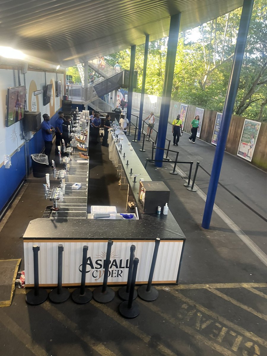 Women’s international at Edgbaston. 
Bar queue vastly different to test match last week. 👍🏻