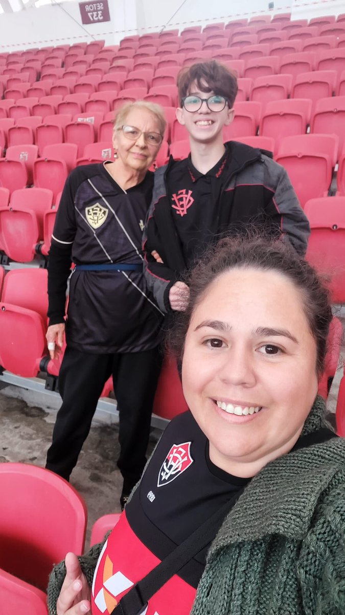 Sonho realizado  graças  a torcedores  do <a href="/ECVitoria/">EC Vitória</a>  estamos no beira Rio. Eu meus netos Vitor neta Bruna e bisneto.❤️🖤🦁
