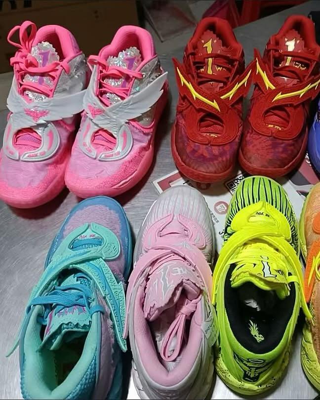LaceLounge's tweet image. LaMelo Ball just gave us a sneak peek at his upcoming PUMA MB.05 👀🔥
The “World Tour” colorway drops August 29, bold in pink and ready to turn heads 💓🌍

More colorways surfaced back in late 2024 (last slides) via @sneakerhighway23 
You rocking with these or passing? 🤔 #MB05…