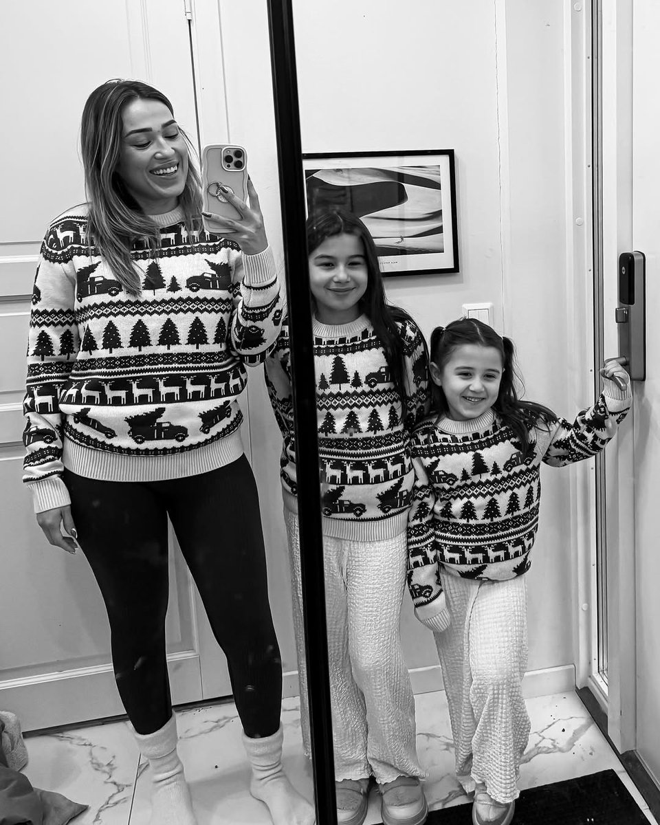 Forali565's tweet image. It is possible to have two satisfied children at the same time?🤣 l managed in picture 2in 3 seconds! the rest of the pics are like number 1, We wish you all a joyful 2025!
I hope for a better 2025 and hopefully we will be 5 next year 👶🙏❤