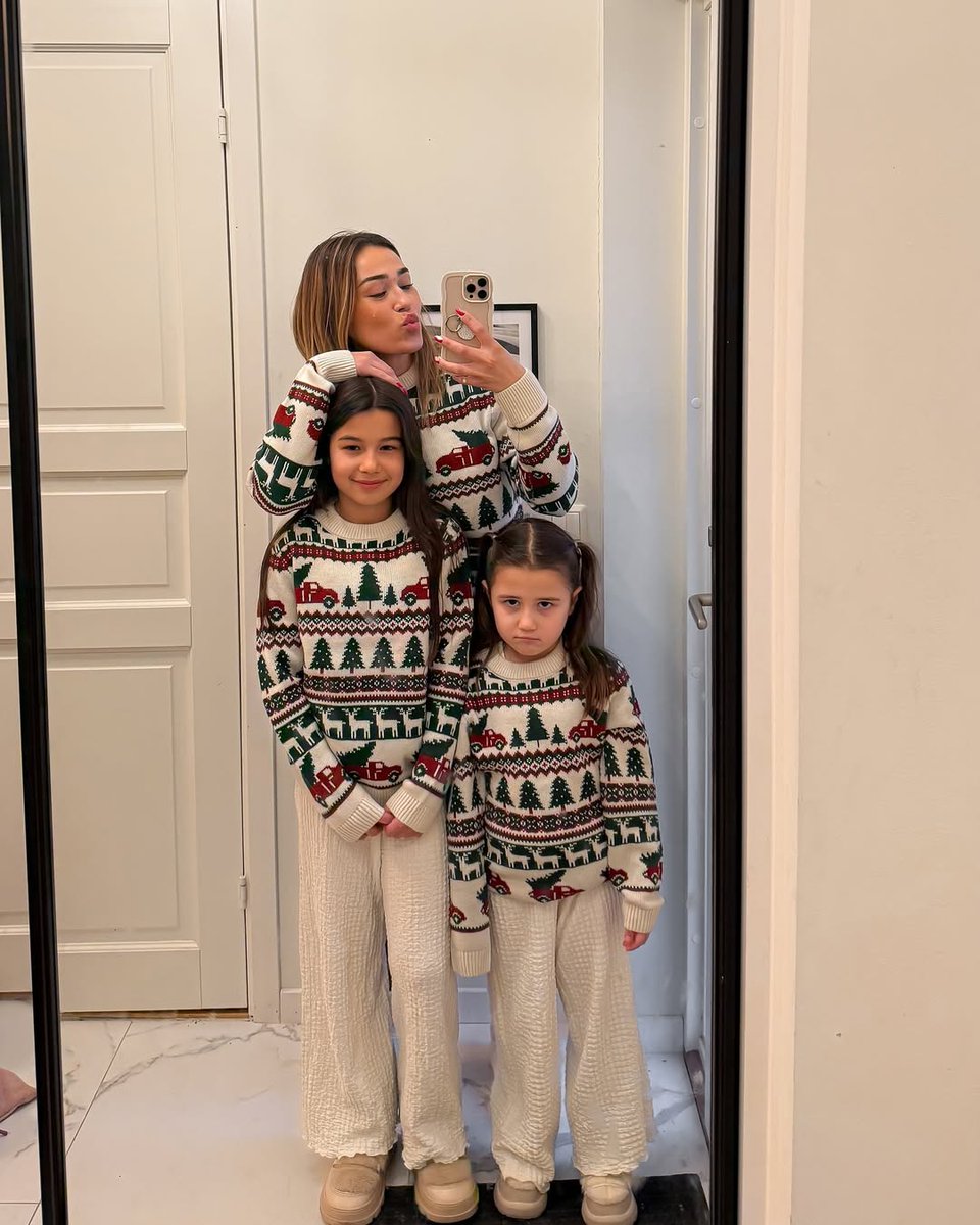 Forali565's tweet image. It is possible to have two satisfied children at the same time?🤣 l managed in picture 2in 3 seconds! the rest of the pics are like number 1, We wish you all a joyful 2025!
I hope for a better 2025 and hopefully we will be 5 next year 👶🙏❤