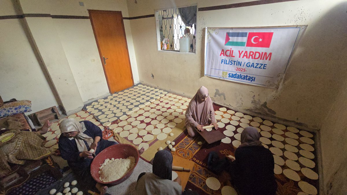 sadakatasiarb's tweet image. مخابزنا اليدوية في عدة مناطق داخل قطاع غزة مستمرة بالعمل اليومي لدعم النازحين بمادة الخبز الأساسية.
في هذه الأوقات العصيبة نقف إلى جانب إخواننا في غزة وسنبقى إلى جانبهم.