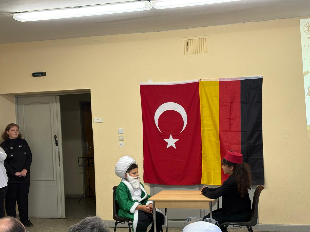 Berlin Eğitim Müşavirliği (@mebberlinem) on Twitter photo Ataşeliğimiz ve Forum Spandau arasında işbirliği ile yürütülen çeşitli kurslarda yıl sonu etkinliği yapıldı. Programda; şiir dinletisi, tiyatro oyunu ve bağlama konseri düzenlendi. <a href="/ProfDrMetinAksy/">Metin Aksoy</a>
<a href="/tcmeb/">Millî Eğitim Bakanlığı</a>
<a href="/mebyyegm/">Yükseköğretim ve Yurt Dışı Eğitim Genel Müdürlüğü</a>
<a href="/mebabdigm/">T.C. MEB AB ve Dış İlişkiler Genel Müdürlüğü</a>
#egitimdiplomasi Ataşeliğimiz ve Forum Spandau arasında işbirliği ile yürütülen çeşitli kurslarda yıl sonu etkinliği yapıldı. Programda; şiir dinletisi, tiyatro oyunu ve bağlama konseri düzenlendi. <a href="/ProfDrMetinAksy/">Metin Aksoy</a>
<a href="/tcmeb/">Millî Eğitim Bakanlığı</a>
<a href="/mebyyegm/">Yükseköğretim ve Yurt Dışı Eğitim Genel Müdürlüğü</a>
<a href="/mebabdigm/">T.C. MEB AB ve Dış İlişkiler Genel Müdürlüğü</a>
#egitimdiplomasi