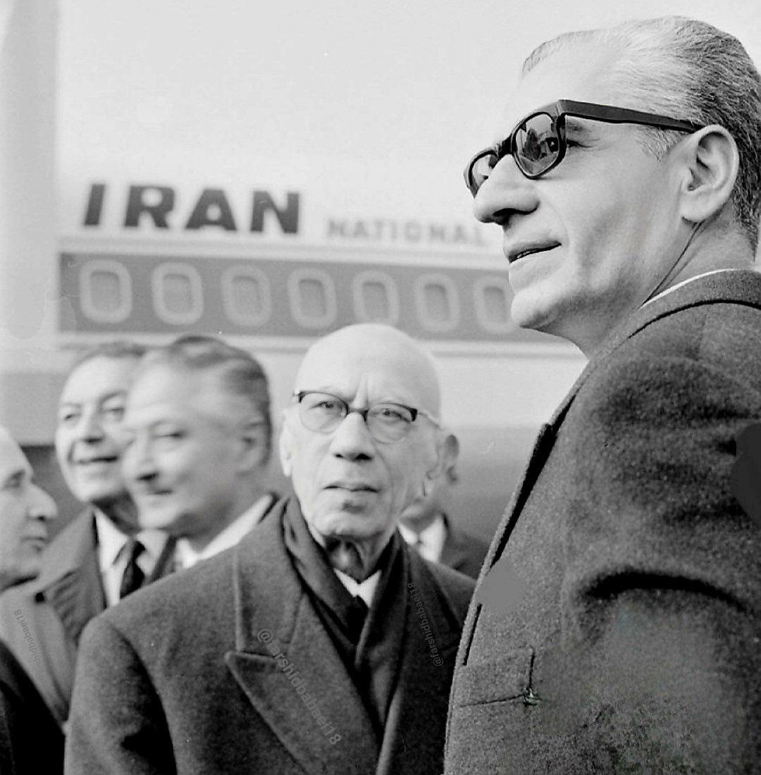 چه زیبا است هنگامی که زیباترین زوج تاریخ در کنار یکدیگر قرار می‌گیرند ؛ 

«شاه» و «ایران»، کنار یکدیگر 

𝐌𝐎𝐇𝐀𝐌𝐌𝐀𝐃 𝐑𝐄𝐙𝐀 𝐒𝐇𝐀𝐇