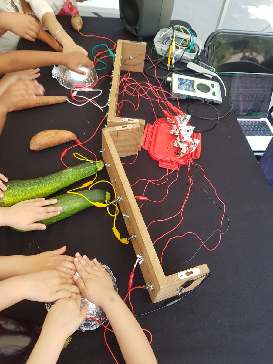 monquartier19's tweet image. RETOUR EN IMAGES 📷
Une fête de quartier créative et ludique réalisée par le conseil de quartier Bas-Belleville !
Des animations originales proposées par les associations locales : jeux anciens, atelier de musique avec des légumes, création de portes-clés, expo photos