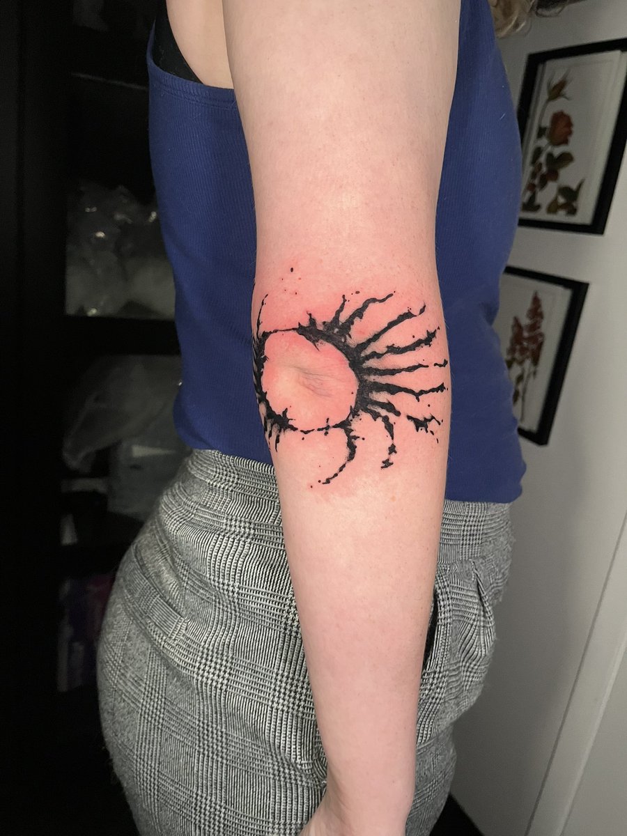 gishinankii's tweet image. very swollen and slightly bruised elden ring tattoo 🥳🥳