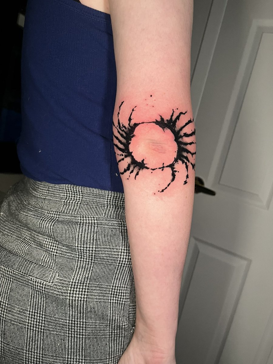 gishinankii's tweet image. very swollen and slightly bruised elden ring tattoo 🥳🥳