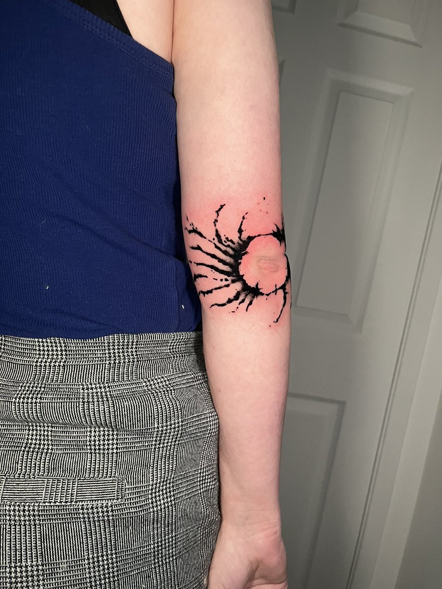 gishinankii's tweet image. very swollen and slightly bruised elden ring tattoo 🥳🥳