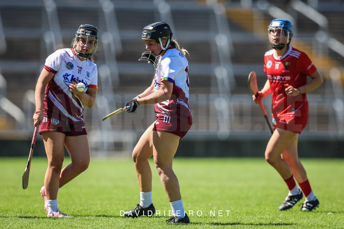 ⛑️No faceguard? No problem. Galway's Aoibheann Barry stays ice-cool in 29°C heat, clearing the danger like a warrior 🏏💪

More pictures from today's U23A All-Ireland Final at TUS Gaelic Grounds on the website: bit.ly/44q1mf0