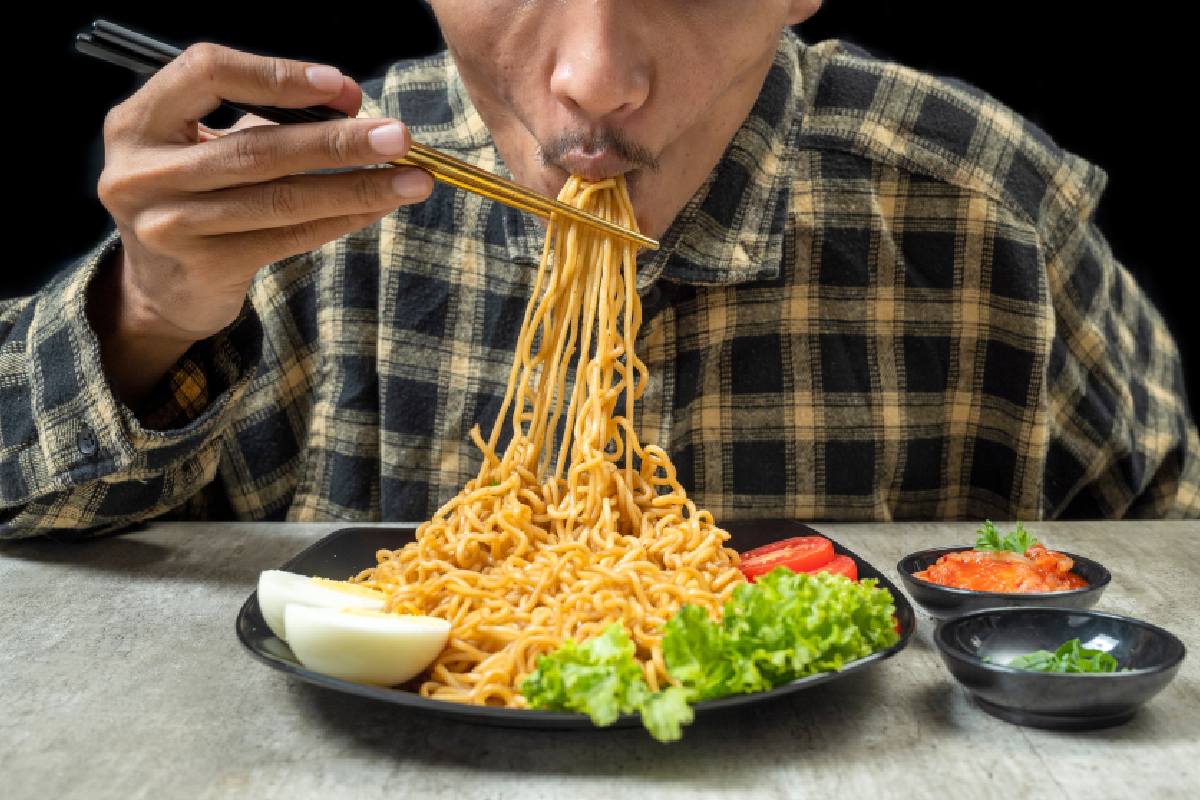 La forma en que comemos varía según el lugar del mundo 🌎️ Aquí te mostramos 7 diferentes: animalgourmet.com/2025/07/11/sor…