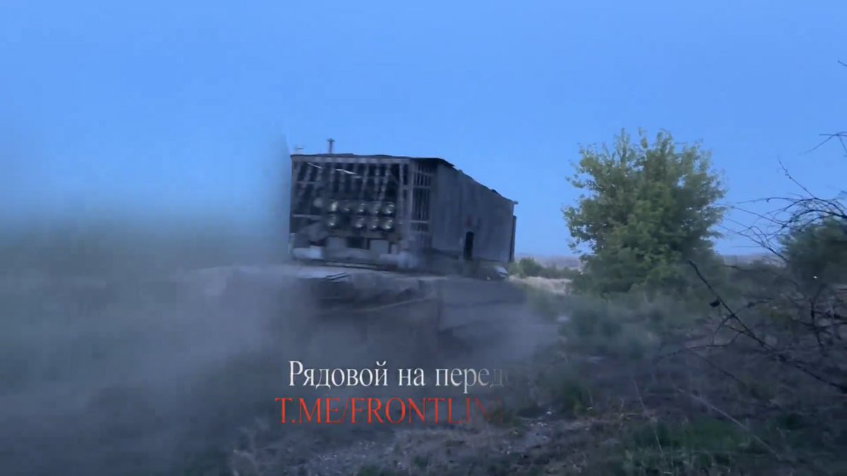 AndrijKharuk's tweet image. Схоже, ТОС-3 дійшли до фронту. Причому базуються ці машини не на Т-72, а на газотурбінному Т-80...
atez72.blogspot.com/2024/06/3.html