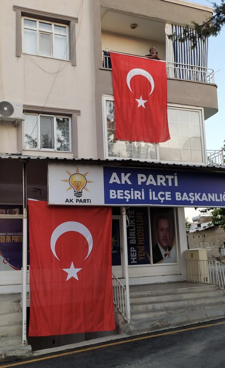 Cumhurbaşkanımız Sayın <a href="/RTErdogan/">Recep Tayyip Erdoğan</a>’ın çağrısıyla, AK Parti Beşiri İlçe Başkanlığı olarak binamıza şanlı Türk Bayrağımızı gururla astık!

Tüm Beşirili hemşehrilerimizi, ilçemizi bayraklarla süslemeye davet ediyoruz!

#BayrağımızGururumuzdur 
#MilletimizBirliğiyleGüçlü