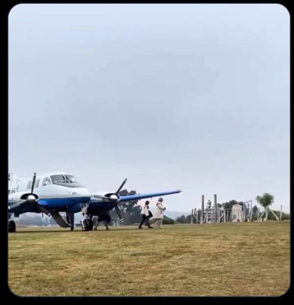 Me cuesta creer esto. Dicen q la vice presidente Cosse fue en avioneta a Minas a la asunción del intendente. Desde Carrasco a Minas hay 100kmts. ¿ Habrá querido ver el famoso cartel desde arriba? O es noticia falsa?
