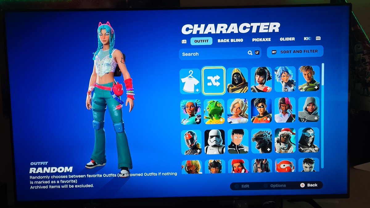 davidg8082's tweet photo. This some bullshit still no superman in my locker @FortniteStatus @fort https://t.co/K1h9SMp4c3