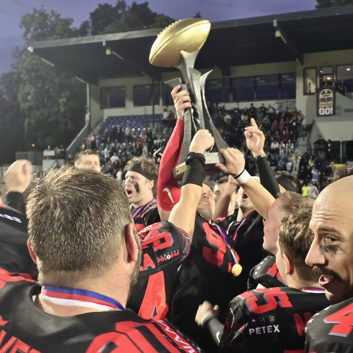 Gladiators jednoznačným způsobem ovládli Tipsport Czech Bowl XXXII! 🏈🏆 Ve finále Snapbacks ligy zvítězili nad Steelers 60:10. 👏