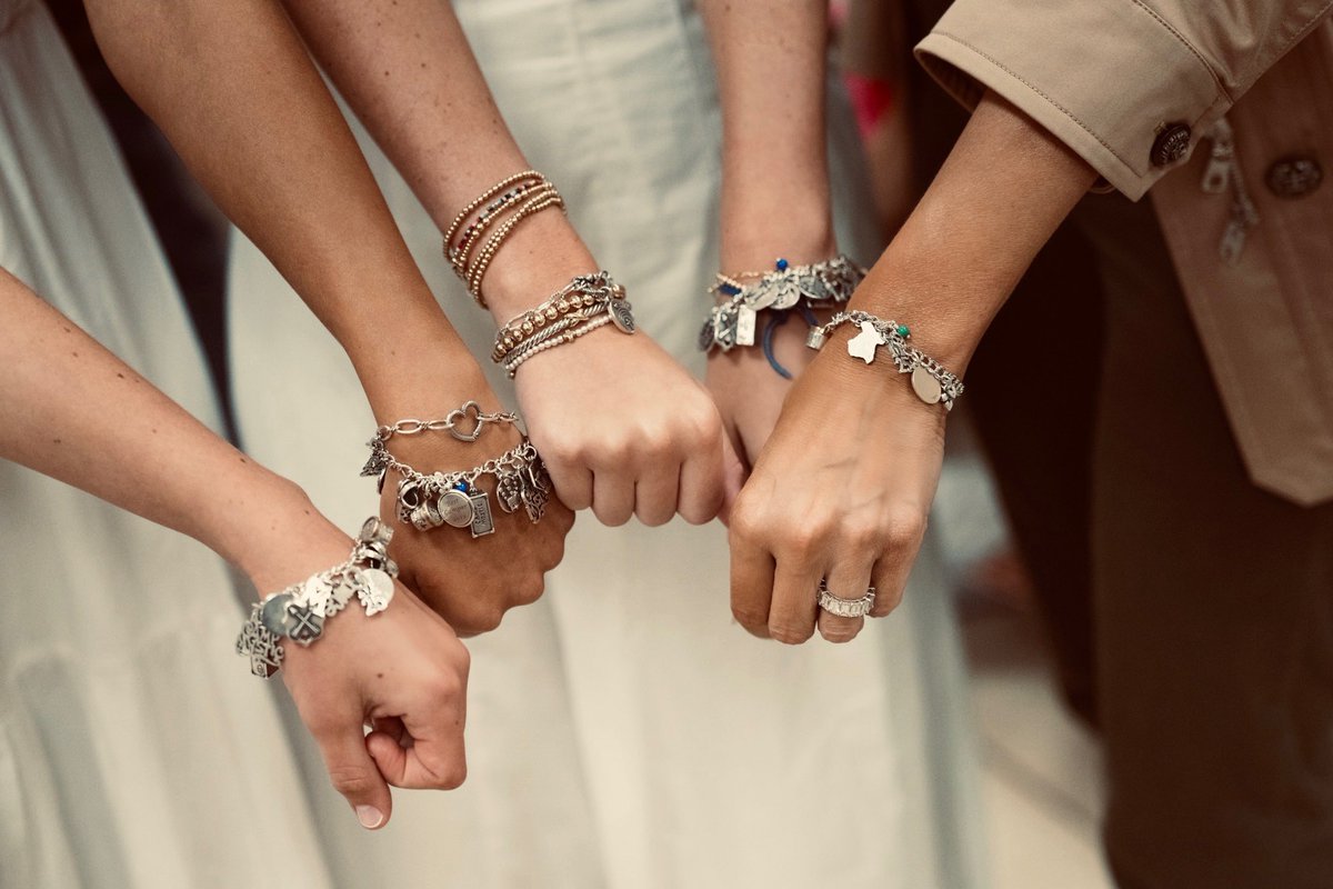 FLOTUS's tweet image. FOREVER LOVE, MYSTIC
This bracelet will forever hold a sacred place in my heart— a quiet, shining thread to the young souls who now watch over us from heaven.
Each charm carries the weight of their memory, the warmth of their presence, and will forever symbolize their love.…