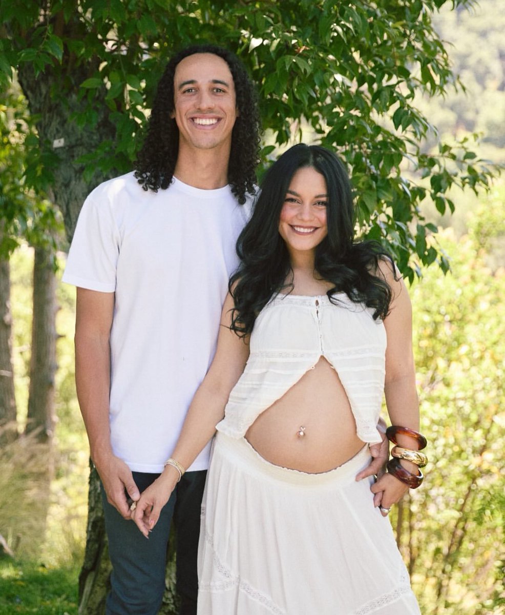 PopCrave's tweet image. 🚨Vanessa Hudgens announces she’s pregnant with her second child.