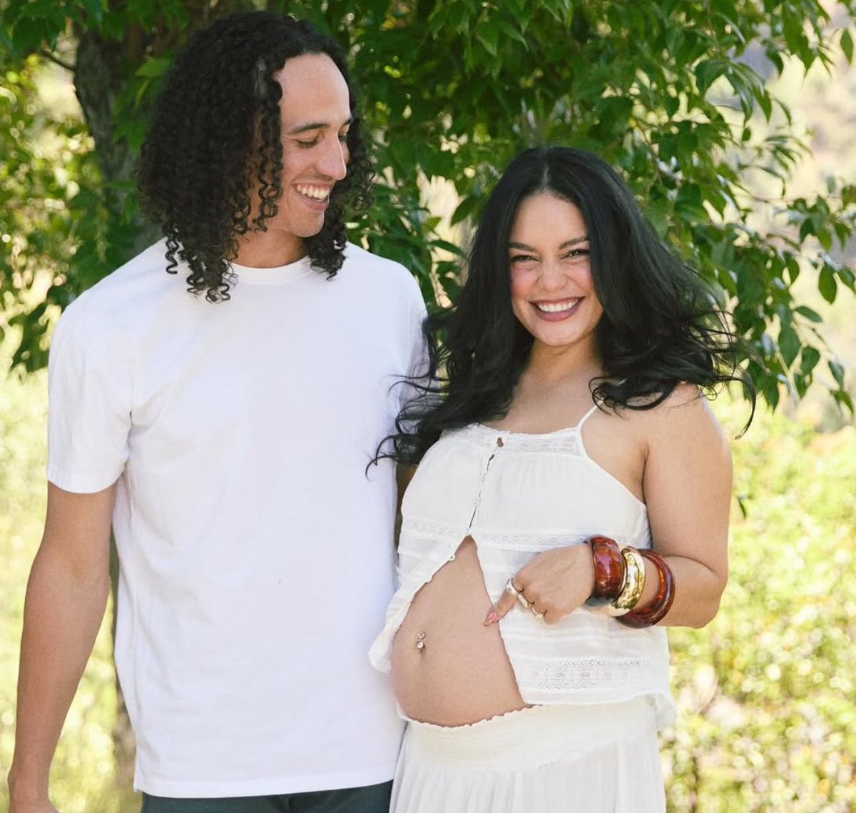 PopCrave's tweet image. 🚨Vanessa Hudgens announces she’s pregnant with her second child.