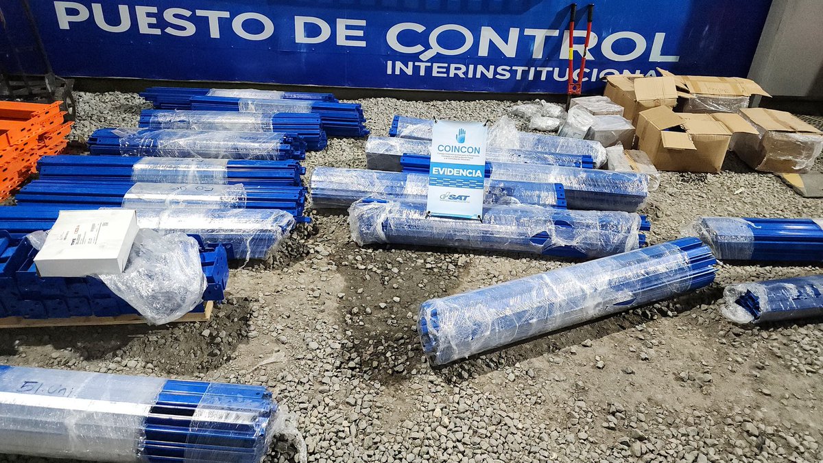 🤚🏽 #COINCON | Como parte de los controles impulsados por la #SAT, <a href="/Ejercito_GT/">Ejército de Guatemala</a> y el <a href="/mingobguate/">MinGob</a> en el Puesto de Control Interinstitucional #PCI de Entre Ríos, #Izabal, se detectó un furgón 🚛 que transportaba estanterías metálicas desarmadas con sus accesorios de instalación.