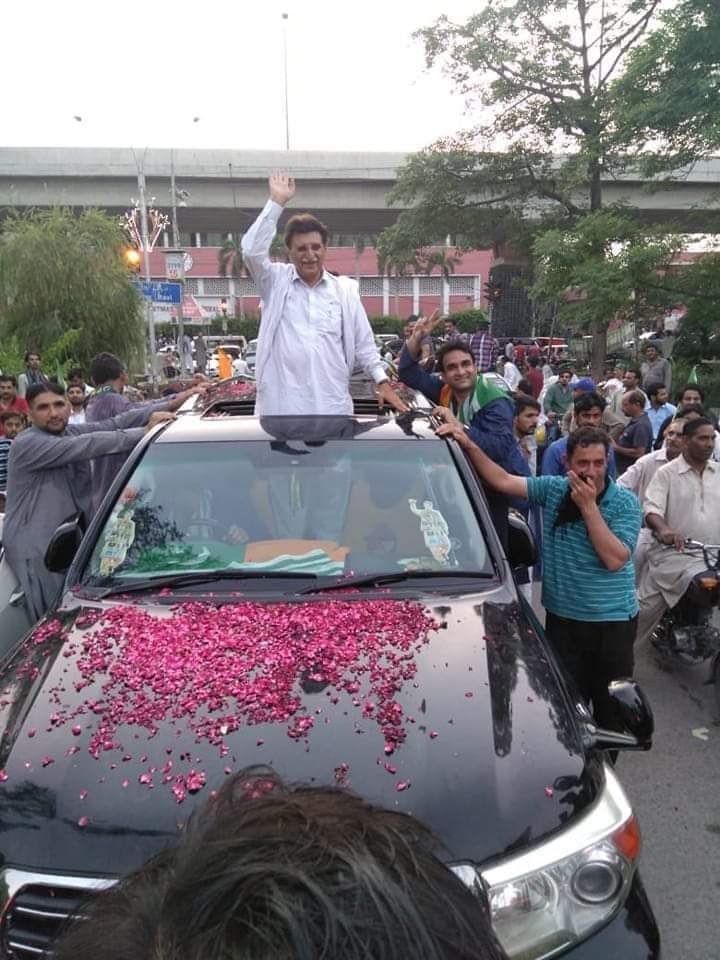 13 جولائی 2018 کو راجہ محمد فاروق حیدر خان بطور وزیرِاعظم آزاد کشمیر قائد مسلم لیگ ن محمد نوازشریف اور مریم نواز جب گرفتاری دینے آے تب تمام تر دباو اور دھمکیوں کے باوجود لاہور پہنچے تھے۔

ہمارا نام بھی شامل ہے تزئین گلستاں میں 
ہمیں بھی یاد کرلینا چمن میں جب بہار آے