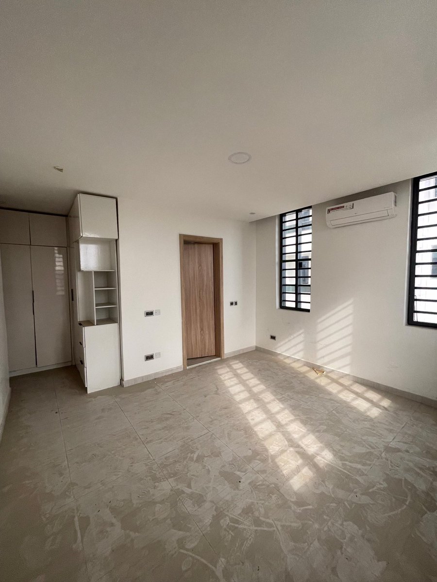 Crayjoe_'s tweet image. 3 BEDROOM APARTMENT WITH BQ: N160M
2 BEDROOM PENTHOUSE WITH BQ : N160M
3 BEDROOM PENTHOUSE WITH BQ : N170M
LOCATION: ILASAN, LEKKI
FEATURES:
Spacious rooms
Ample car space
Fitted kitchen
Gated compound
Serene environment
All rooms en-suite
Security lights.
Title: C of O