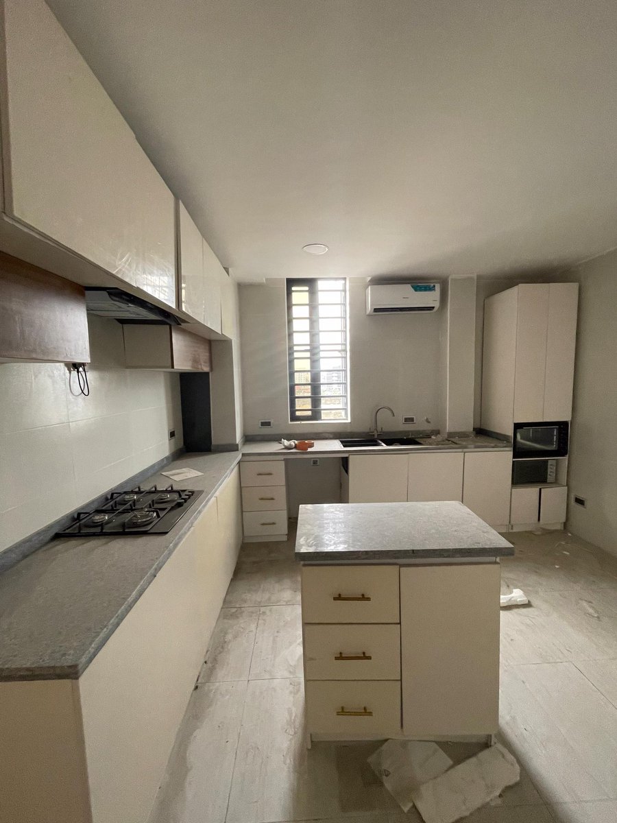Crayjoe_'s tweet image. 3 BEDROOM APARTMENT WITH BQ: N160M
2 BEDROOM PENTHOUSE WITH BQ : N160M
3 BEDROOM PENTHOUSE WITH BQ : N170M
LOCATION: ILASAN, LEKKI
FEATURES:
Spacious rooms
Ample car space
Fitted kitchen
Gated compound
Serene environment
All rooms en-suite
Security lights.
Title: C of O