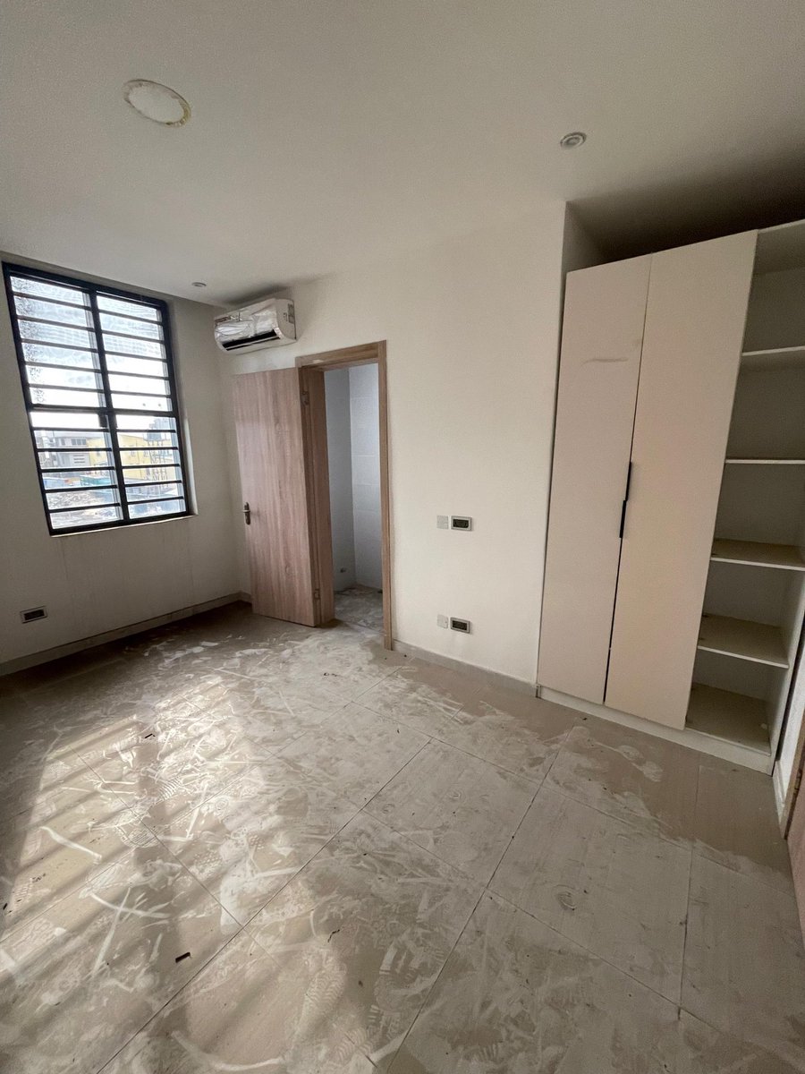 Crayjoe_'s tweet image. 3 BEDROOM APARTMENT WITH BQ: N160M
2 BEDROOM PENTHOUSE WITH BQ : N160M
3 BEDROOM PENTHOUSE WITH BQ : N170M
LOCATION: ILASAN, LEKKI
FEATURES:
Spacious rooms
Ample car space
Fitted kitchen
Gated compound
Serene environment
All rooms en-suite
Security lights.
Title: C of O