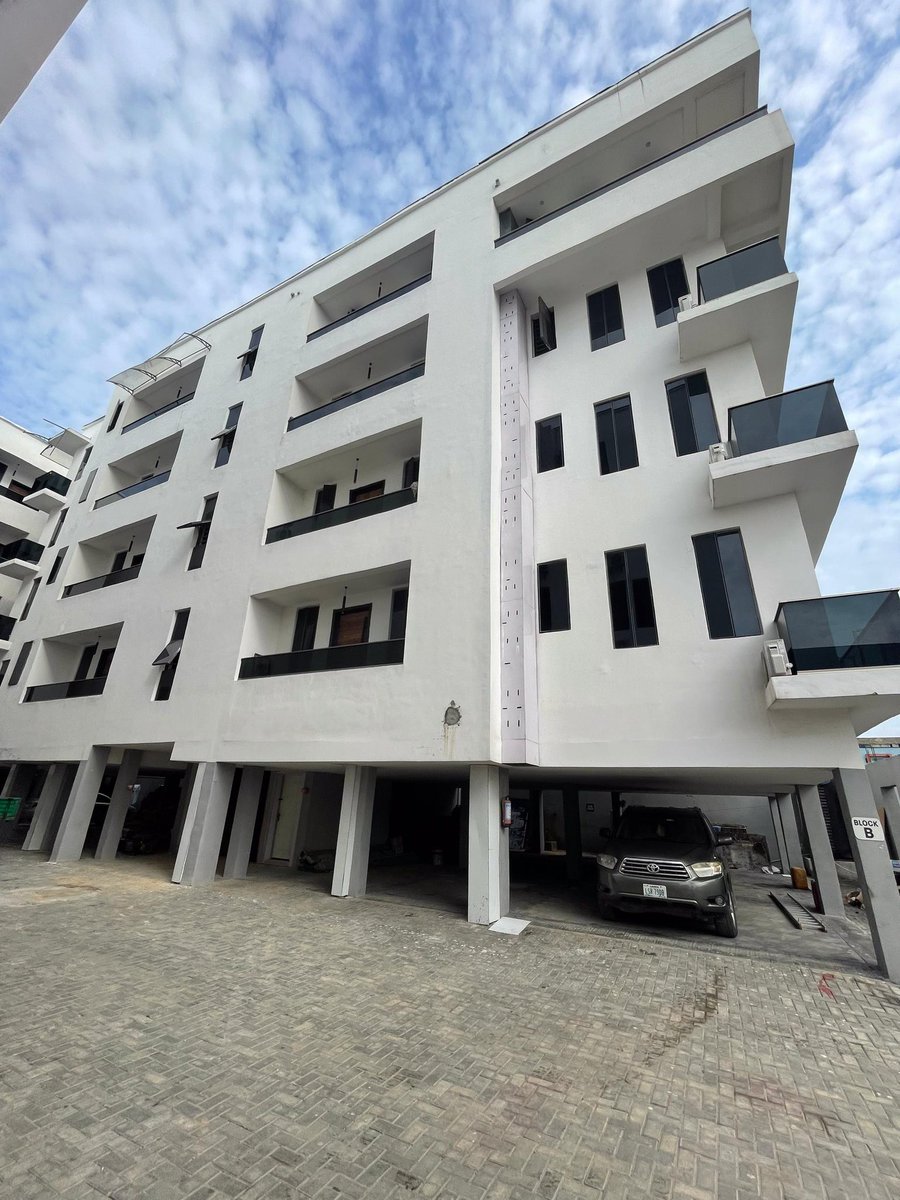 Crayjoe_'s tweet image. 3 BEDROOM APARTMENT WITH BQ: N160M
2 BEDROOM PENTHOUSE WITH BQ : N160M
3 BEDROOM PENTHOUSE WITH BQ : N170M
LOCATION: ILASAN, LEKKI
FEATURES:
Spacious rooms
Ample car space
Fitted kitchen
Gated compound
Serene environment
All rooms en-suite
Security lights.
Title: C of O
