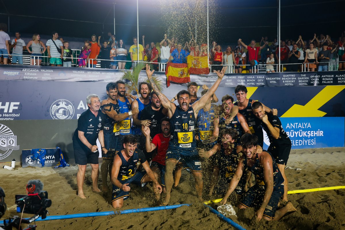 🤪 ¡𝐄𝐥𝐥𝐨𝐬 𝐭𝐚𝐦𝐩𝐨𝐜𝐨 𝐬𝐞 𝐪𝐮𝐞𝐝𝐚𝐧 𝐜𝐨𝐫𝐭𝐨𝐬!

🗓️ Finalísima, mañana, a las 18:00h 🆚 Alemania 🇩🇪

#️⃣ #BalonmanoPlaya