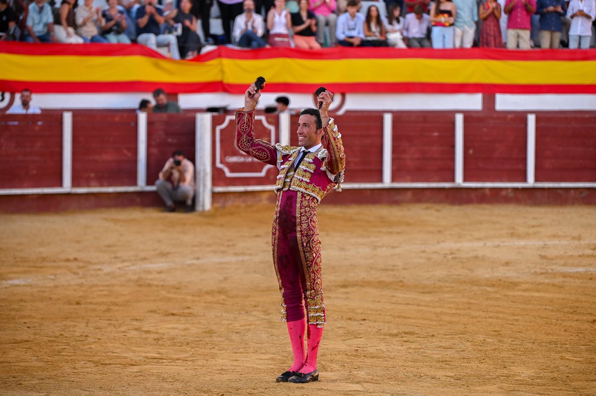 📍 𝐂𝐚𝐛𝐞𝐳𝐚 𝐥𝐚 𝐕𝐚𝐜𝐚

Dos orejas para David de Miranda con “Oscurito” nº 37 de la Ganadería Soto de la Fuente.

#DeMiranda25