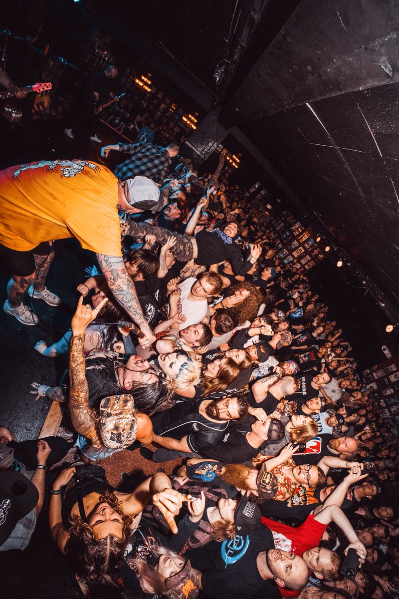 theacaciastrain's tweet image. Limited bundles for the SIX FEET CLOSER TO HELL TOUR remain at itcanalwaysgetworse.org
📸: Stu McDonald