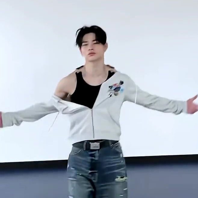 n1ikiz's tweet image. where my hug at