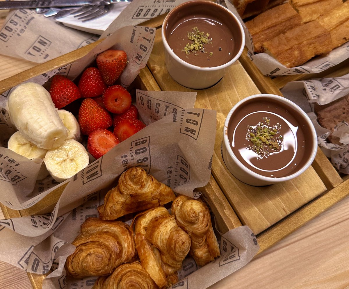 Bazen bir tabak yetiyor mutlu olmaya
Biraz çikolata birkaç meyve 
Gülümseten bir masa başı sessizliği…
🍫🍓🌿