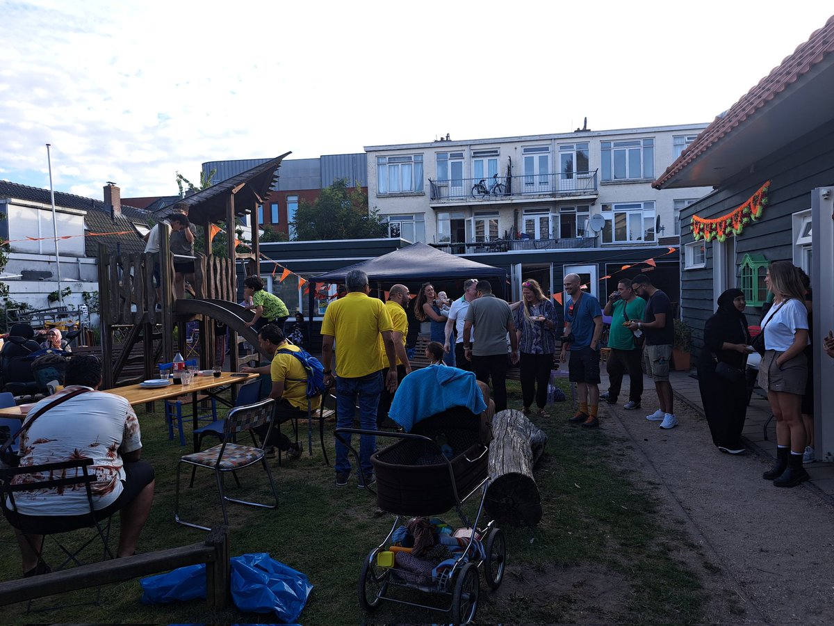 AbdoelHary's tweet image. Onder het genot van een heerlijk zonnetje vanmiddag op bezoek geweest bij twee levendige buurtfeesten in de Schilderswijk, met veel leuke activiteiten en bezoekers van jong tot oud.