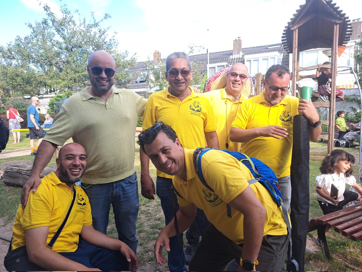 AbdoelHary's tweet image. Onder het genot van een heerlijk zonnetje vanmiddag op bezoek geweest bij twee levendige buurtfeesten in de Schilderswijk, met veel leuke activiteiten en bezoekers van jong tot oud.