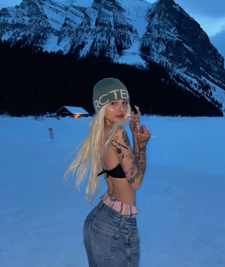 Tu y yo..
Pasamos de ser todo a nada 
De comernos con la mirada 
Y ahora estamos frente a frente 
Y ni siquiera puedes mirarme a la cara..
Vivíamos de boca a boca
Los labios no querían soltarse
Y ahora aquí en el mismo cuarto
No podemos respirar el mismo aire..