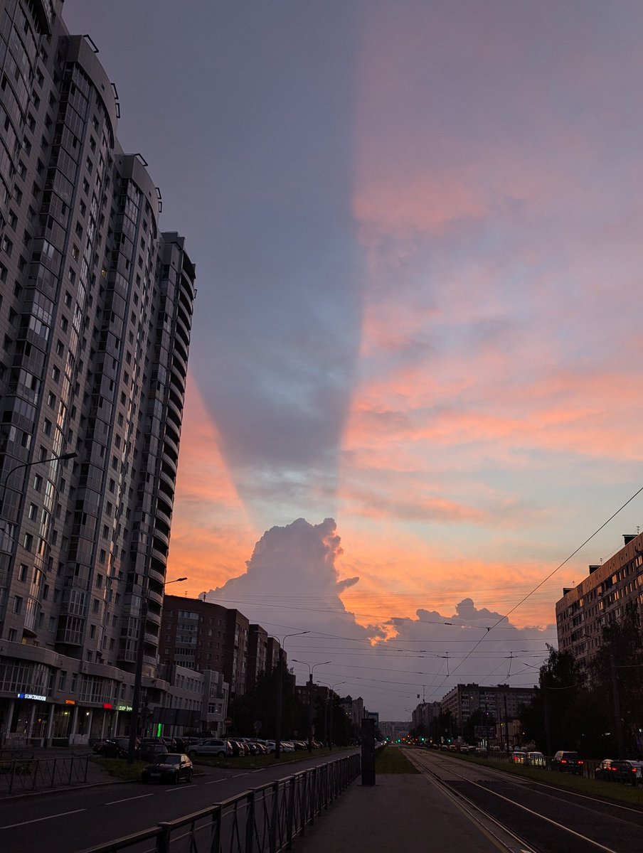 Batate_courier's tweet image. Никогда не видела такое облачковое явление