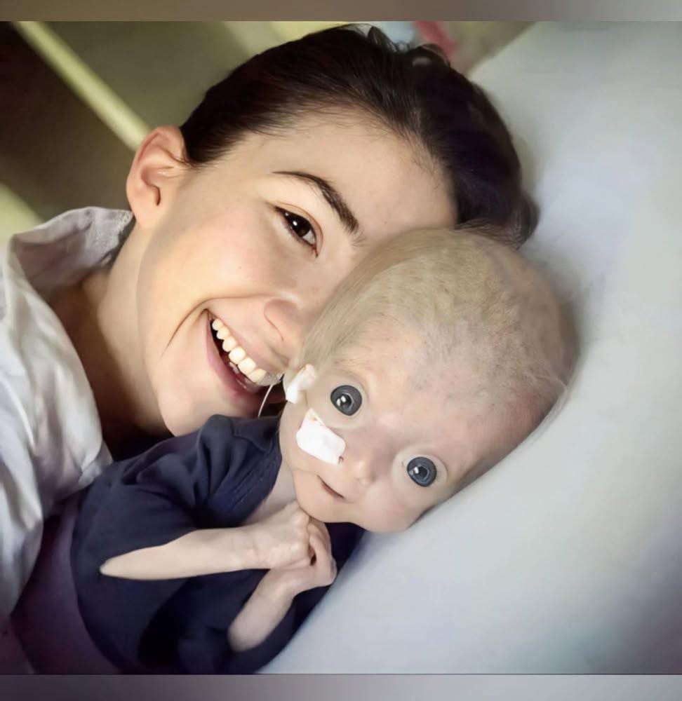 Soniarts0's tweet image. What a beautiful baby 😻. Only those with a heart of stone would pass by this photo without leaving a greeting 🫡