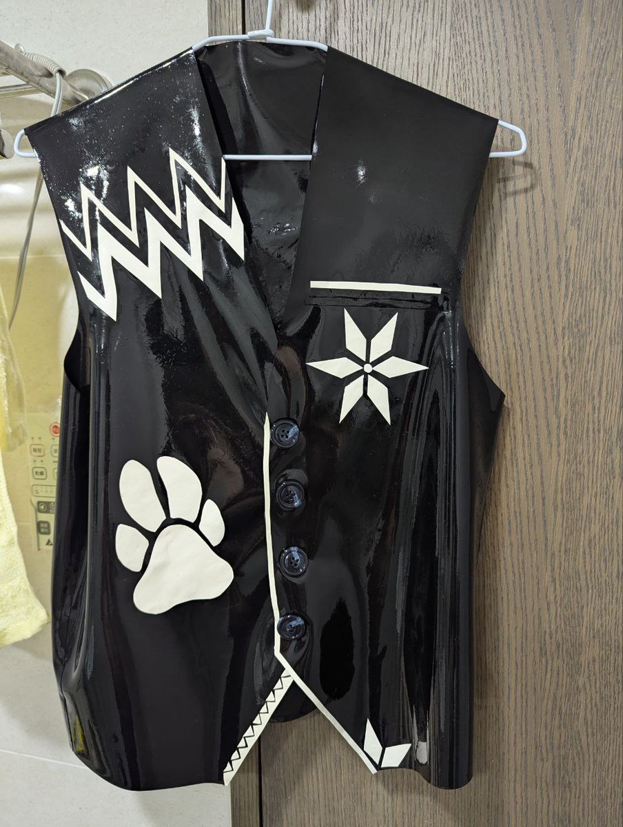 The suit vest is finished, and now I need a model—because my latex suit is torn.

西裝背心完成，但我的膠衣破了，好想找個模特兒穿一下拍照