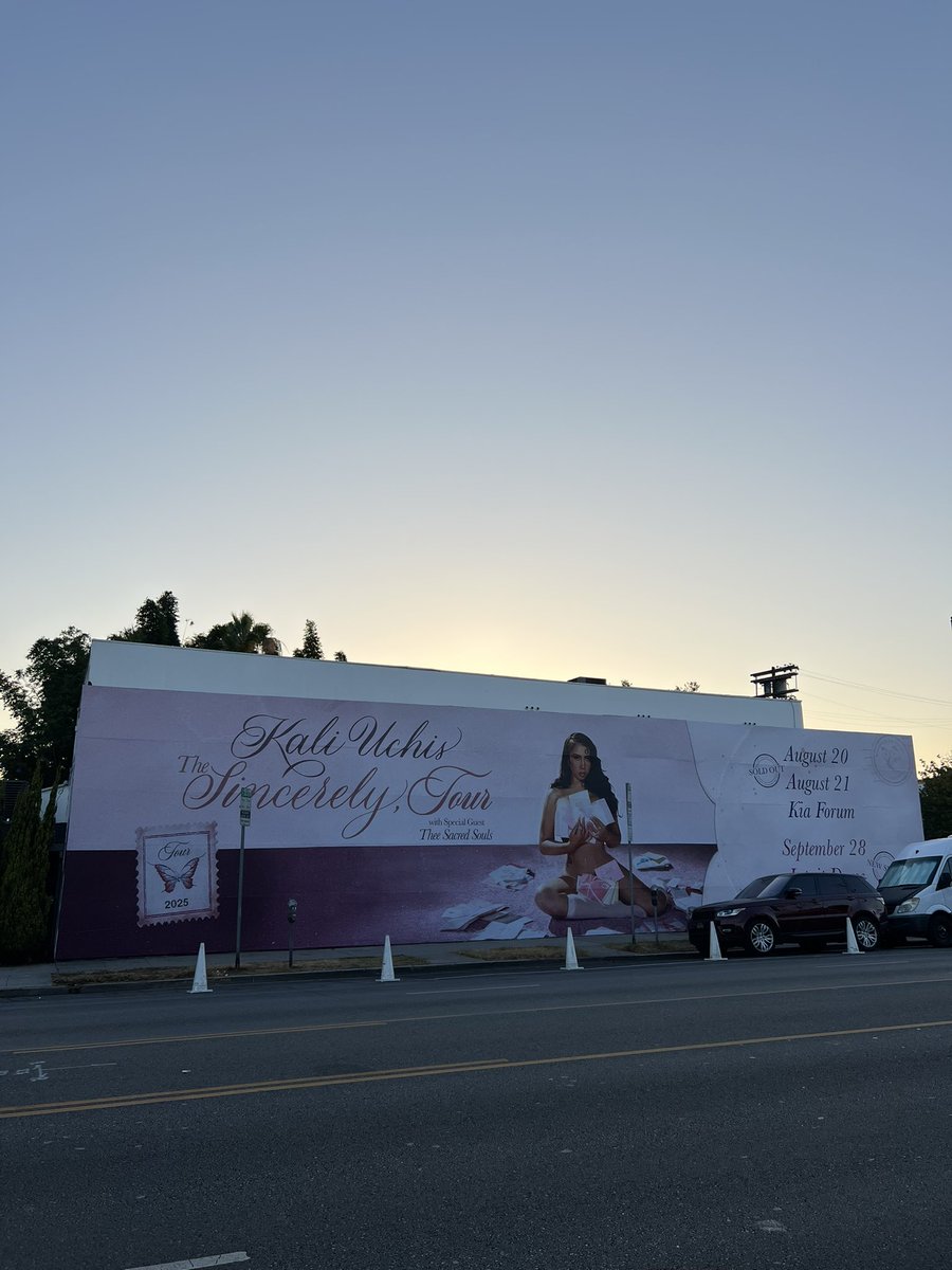 LaUnicaUpdates's tweet image. the sincerely, tour 💌
location:
431 n la cienega blvd — weho
📷: @checkyourkuchi &lt;3