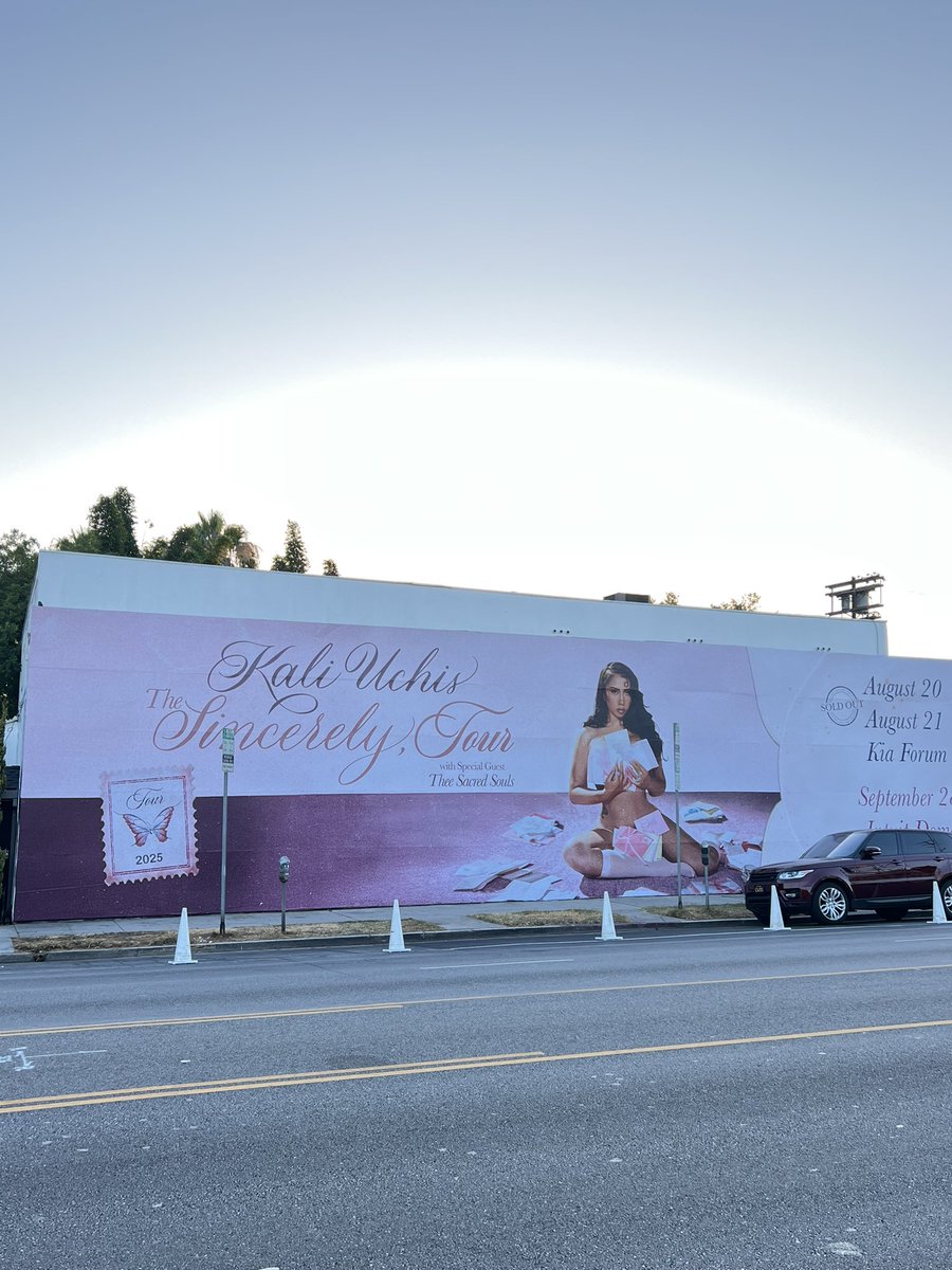 LaUnicaUpdates's tweet image. the sincerely, tour 💌
location:
431 n la cienega blvd — weho
📷: @checkyourkuchi &lt;3