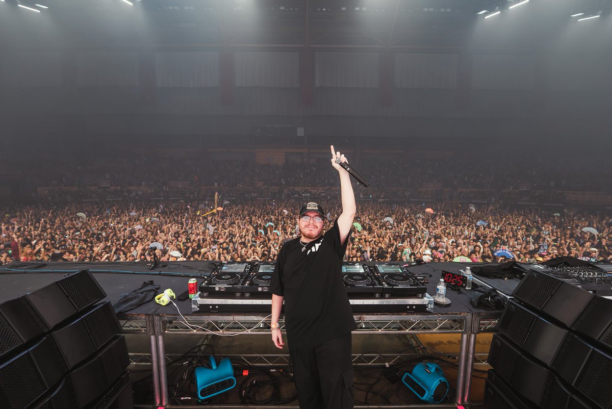 rayvolpe's tweet image. THANK YOU WOBBLELAND 🩵
san francisco consistently has some of the best energy in the world. teased something huge at the end of my set iykyk 🤫