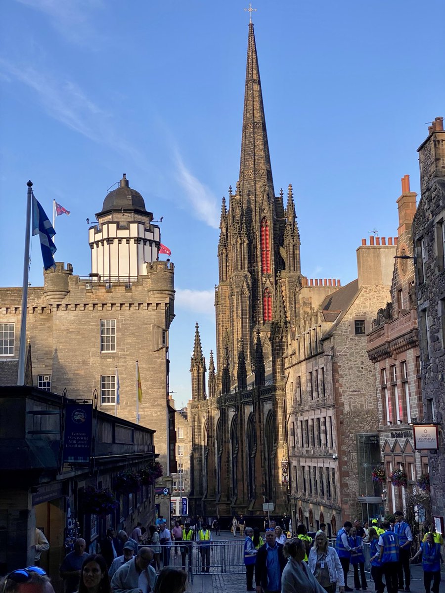 MurphyNiallGLA's tweet image. A lovely moment on #Edinburgh’s Royal Mile on the most beautiful summer’s evening🥰!