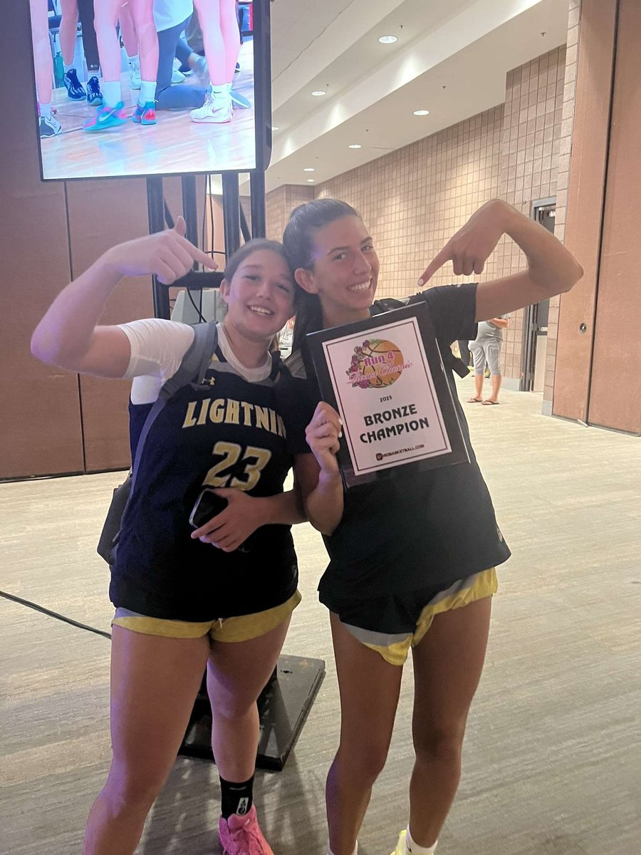 gsolch23's tweet photo. 3PEATTTT!!! 2x silver 1x bronze @TFNsRun4Roses to conclude our trips to kentucky. One more left, Atlantic City next weekend!!!!! @Gregg_flynn @CatherineP2764 @m_campbell2026 🏀🔥 https://t.co/Qsa0xvUQnM