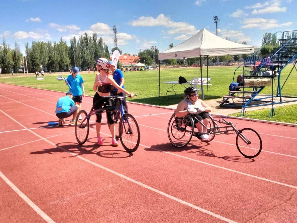 El polideportivo Fermín Cacho ha sido escenario de la celebración de Campeonato de España de Atletismo para Personas con Discapacidad. 

Compartimos algunas imágenes de la jornada de tarde, que ha contado con la presencia institucional del concejal de Deportes, Agustín Domínguez.