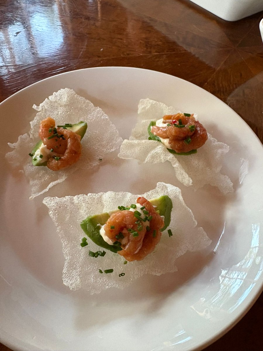 Friteerattua riisipaperia wasabimajoneesilla ja ravuilla alkupaloiksi ja hiiligrillillä grillattuja korealaisia lihavartaita kimchin, riisin ja marinoitujen kurkkujen kanssa. Kiitos perilliset ⁦<a href="/RiikkaSario/">Riikka Sario</a>⁩ ja pääkokki ⁦<a href="/SarionIlkka/">Ilkka Sario</a>⁩.